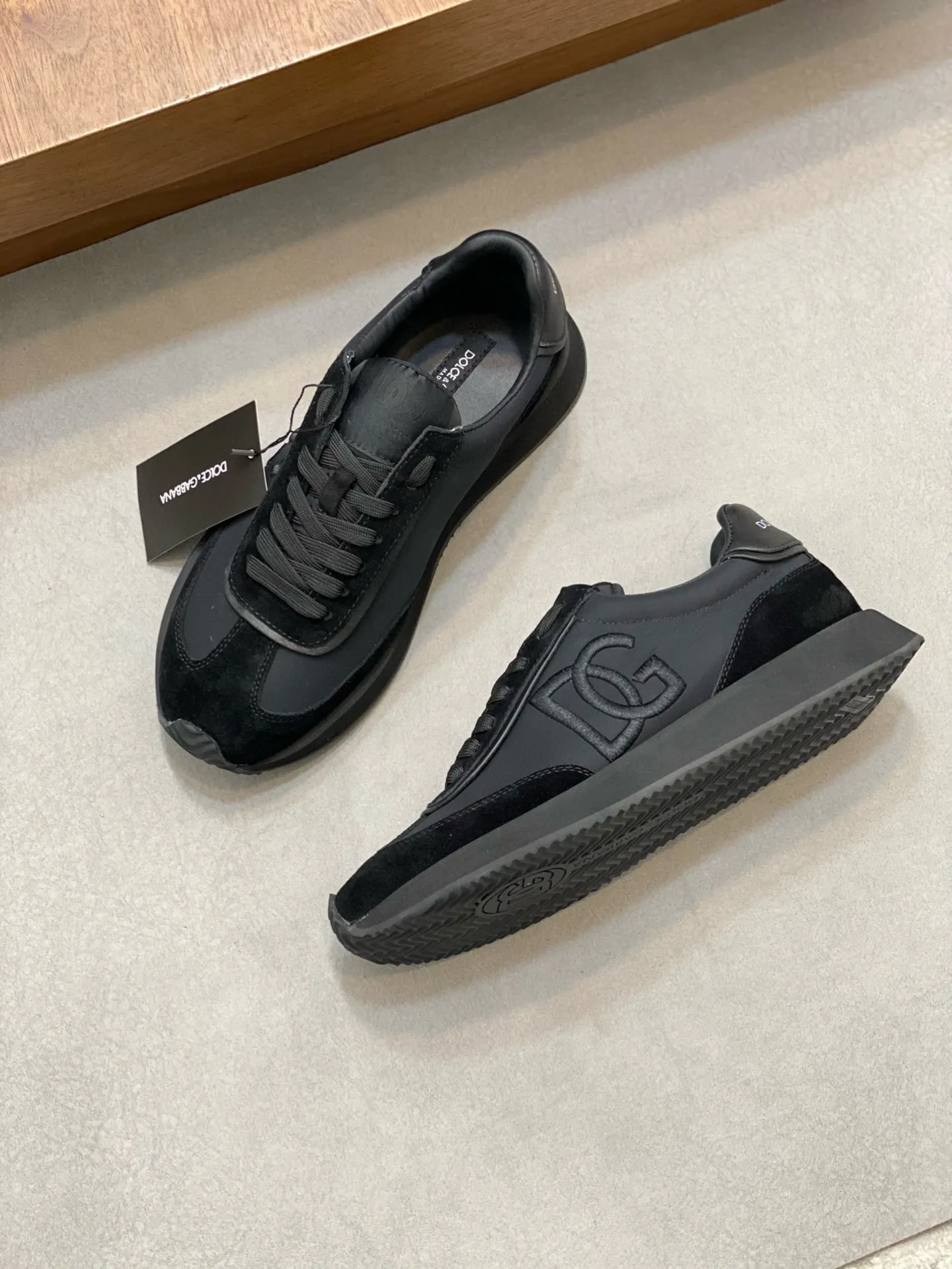 Factory price: 458💰••New products••Dolce&Gabbana••DG✔️High-end men's sports•casual shoes. Original goods from top counters. Original imported cowhide, multi-material splicing design ➕Imported cowhide lining, cowhide feet ➕Original TPR elastic outsole. Size: 39-44 (38, 45 customized)